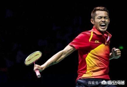 悼念若塔，红军名宿汤普森与毕包主席赛前在KOP看台前献花圈