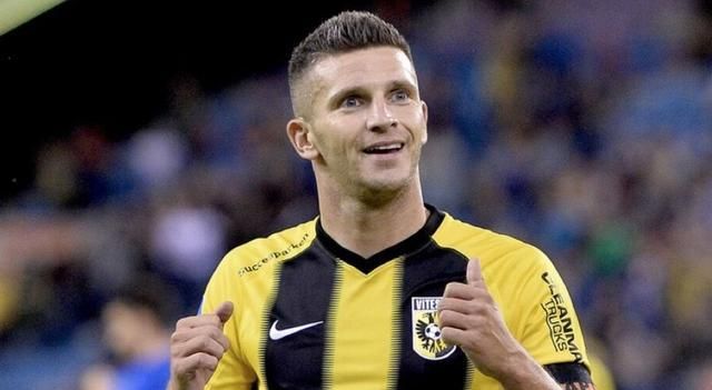 背後更多的 背後更多的